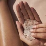 Hei Poa Nourishing Scrub Coco Θρεπτικό Scrub Σώματος με Καρύδα, 260g - Image 3