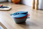 Tommee Tippee Σετ Μπoλ Φαγητού Με Προστατευτικό Καπάκι & Κουτάλι Γκρι⁄Πορτοκαλί 6m+(44671850) - Image 5